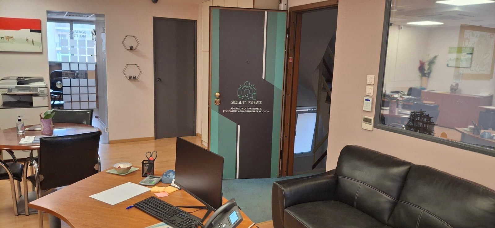 Η είσοδος με το σήμα της Speciality Insurance στα κεντρικά γραφεία